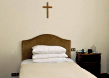 La habitación austera donde vivió el Papa Francisco