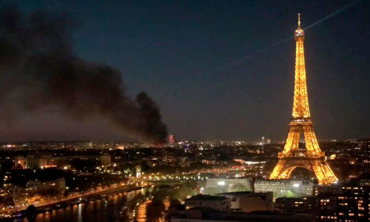 Incendio cubre de humo el norte de París