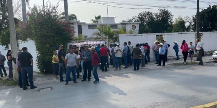 Campesinos cierran en protesta el Tribunal Agrario