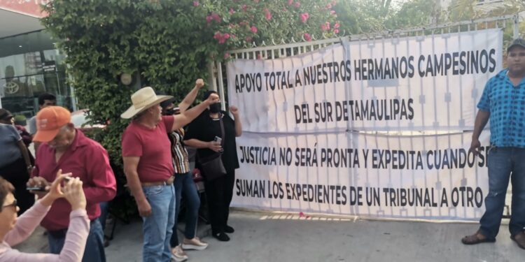 Campesinos cierran en protesta el Tribunal Agrario