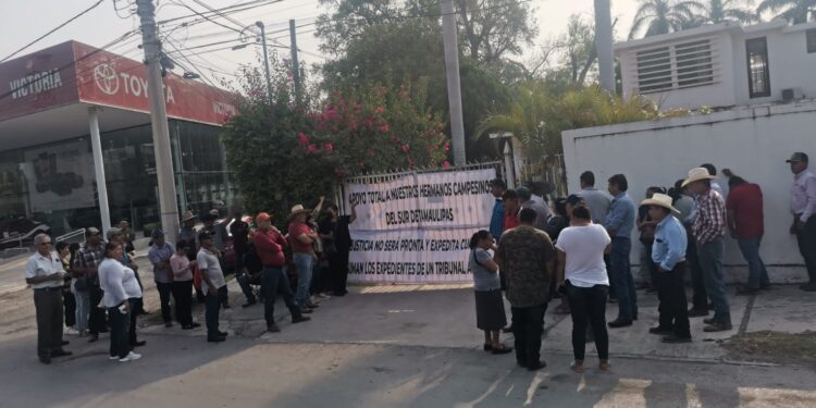 Campesinos cierran en protesta el Tribunal Agrario