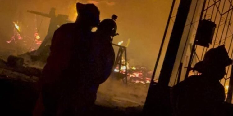 Incendio acaba con taller de carpintería al oriente de Cd.  Victoria