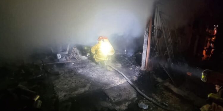 Incendio acaba con taller de carpintería al oriente de Cd.  Victoria