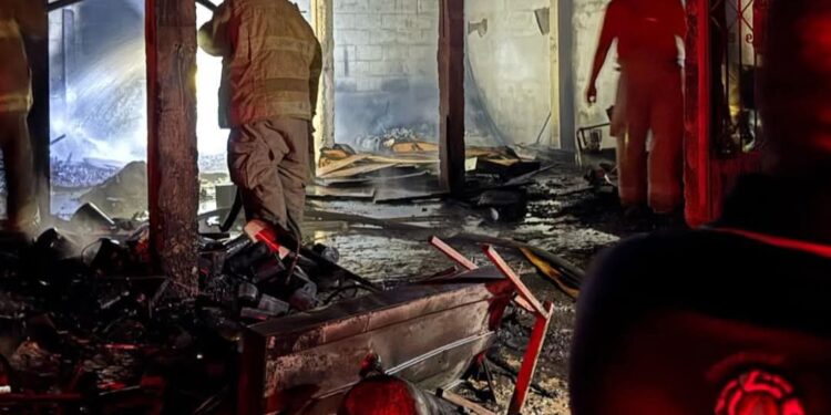 Incendio acaba con taller de carpintería al oriente de Cd.  Victoria