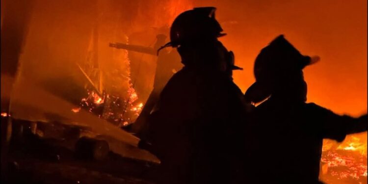 Incendio acaba con taller de carpintería al oriente de Cd.  Victoria