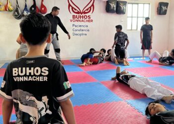 Curso “Cada día más fuertes” enseña defensa personal en Búhos Taekwondo