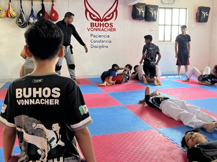 Curso “Cada día más fuertes” enseña defensa personal en Búhos Taekwondo