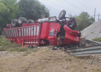 Cae un tractocamión en el puente del río Corona, ruta Victoria-Monterrey