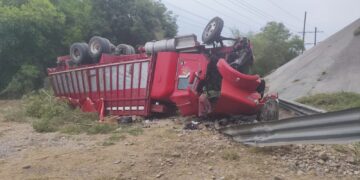 Cae un tractocamión en el puente del río Corona, ruta Victoria-Monterrey