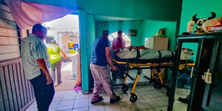 Albañil cae de cuatro metros de altura y vive para contarlo