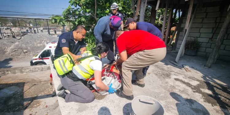 Albañil cae de cuatro metros de altura y vive para contarlo