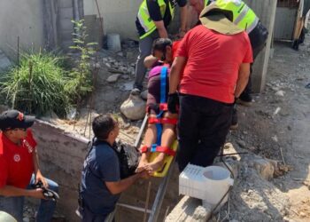 Cae mujer a piscina en construcción