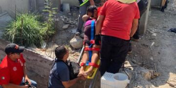 Cae mujer a piscina en construcción
