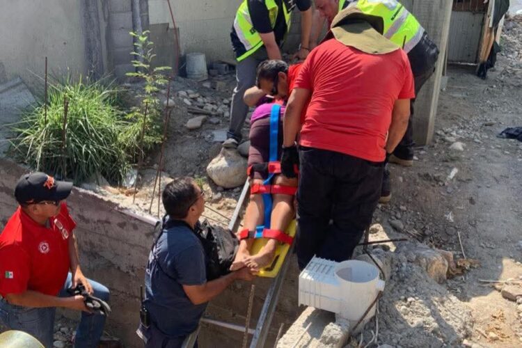 Cae mujer a piscina en construcción