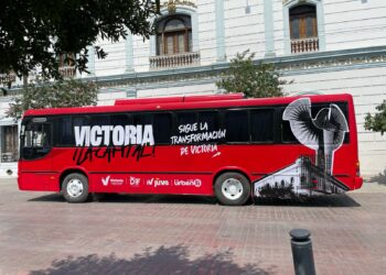 Dona Abelardo Osuna autobús para transporte gratito de estudiantes en Cd. Victoria
