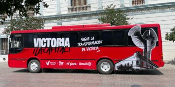 Dona Abelardo Osuna autobús para transporte gratito de estudiantes en Cd. Victoria