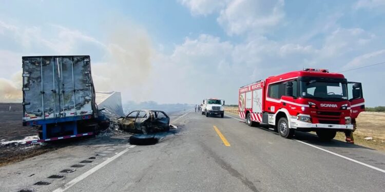 Incendio en carretera causa accidente múltiple: 10 heridos