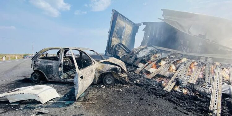 Incendio en carretera causa accidente múltiple: 10 heridos