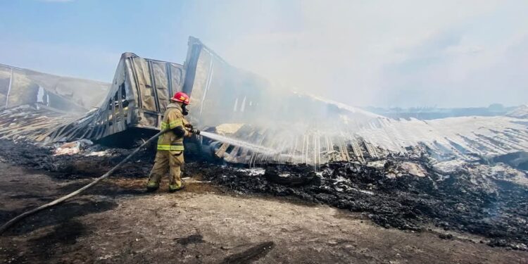 Incendio en carretera causa accidente múltiple: 10 heridos