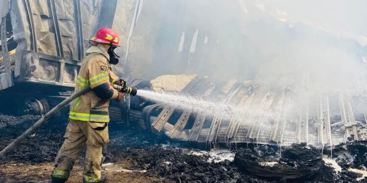 Incendio en carretera causa accidente múltiple: 10 heridos