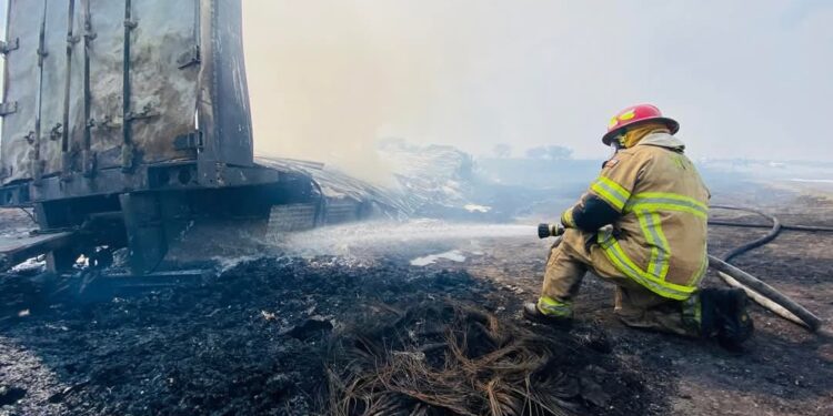 Incendio en carretera causa accidente múltiple: 10 heridos