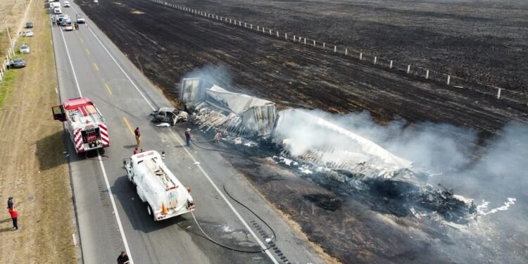 Incendio en carretera causa accidente múltiple: 10 heridos
