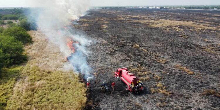 Incendio en carretera causa accidente múltiple: 10 heridos