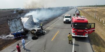 Incendio en carretera causa accidente múltiple: 10 heridos