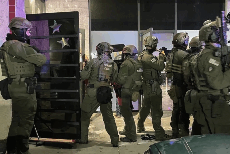 Detienen a cinco mexicanos en redada en Colorado