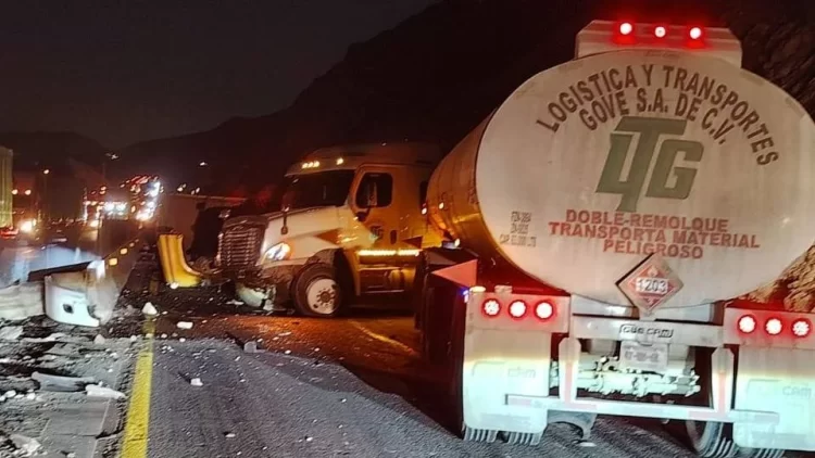 Choque en la Monterrey-Saltillo: Caos vial y cierres en la Autopista