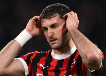 Santiago Giménez es banca ante el Atlanta