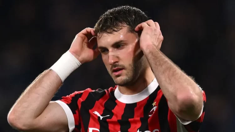 Santiago Giménez es banca ante el Atlanta