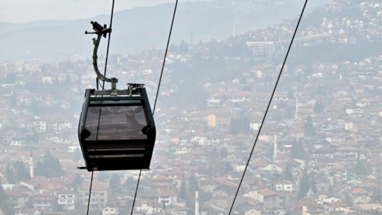 Mueren cuatro personas tras caída de teleférico en Italia