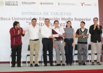Entrega gobernador Américo Villarreal a estudiantes de Tampico becas federales “Benito Juárez”