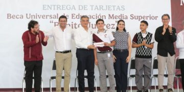 Entrega gobernador Américo Villarreal a estudiantes de Tampico becas federales “Benito Juárez”