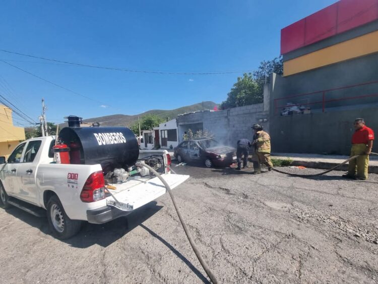 Se quema automóvil en la Col. Estudiantil de Cd. Victoria