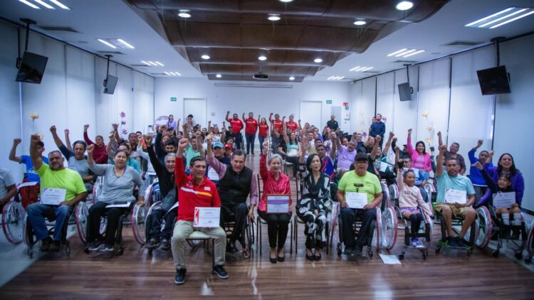 DIF Tamaulipas, Vida Independiente y Oxxo entregan sillas de ruedas a personas con discapacidad