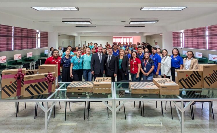 Equipa rector de la UAT centros de cómputo de Unidades Académicas en Reynosa y Valle Hermoso