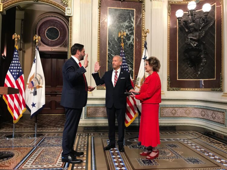 Ronald Johnson toma protesta como embajador de EU en México