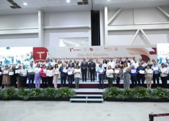 Reciben 479 maestros de Tamaulipas reconocimiento y medalla por 30 años de servicio