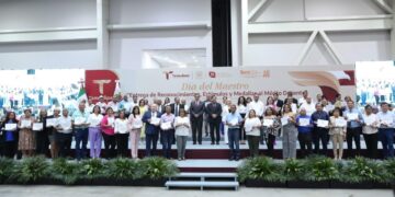 Reciben 479 maestros de Tamaulipas reconocimiento y medalla por 30 años de servicio