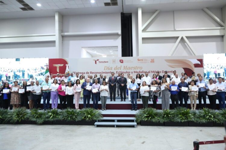 Reciben 479 maestros de Tamaulipas reconocimiento y medalla por 30 años de servicio