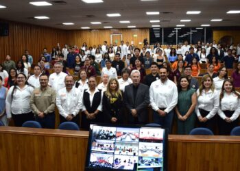 Entrega la UAT 607 becas de excelencia y labor humanista a sus estudiantes