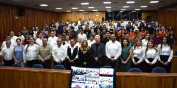 Entrega la UAT 607 becas de excelencia y labor humanista a sus estudiantes