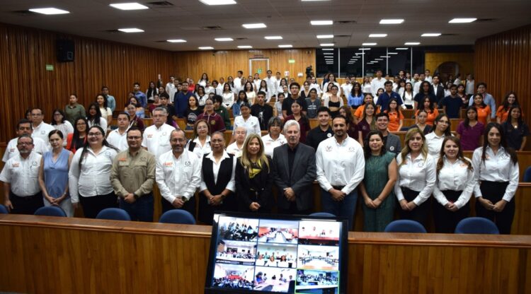 Entrega la UAT 607 becas de excelencia y labor humanista a sus estudiantes