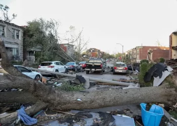 Tornados arrasan en Kentucky y Misuri, EUA; dejan al menos 21 muertos