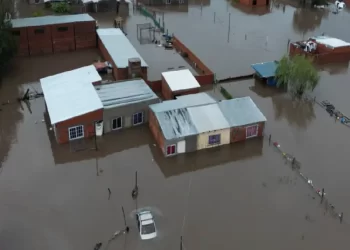 Lluvias arrasan Buenos Aires: miles sin hogar y rutas inundadas en tiempo récord