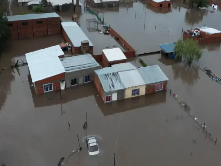 Lluvias arrasan Buenos Aires: miles sin hogar y rutas inundadas en tiempo récord