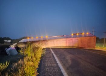 Vuelca tráiler en la carretera Cd. Victoria-Matamoros, tramo Padilla-Jiménez