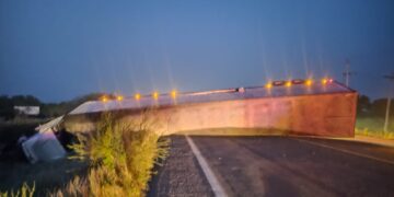 Vuelca tráiler en la carretera Cd. Victoria-Matamoros, tramo Padilla-Jiménez